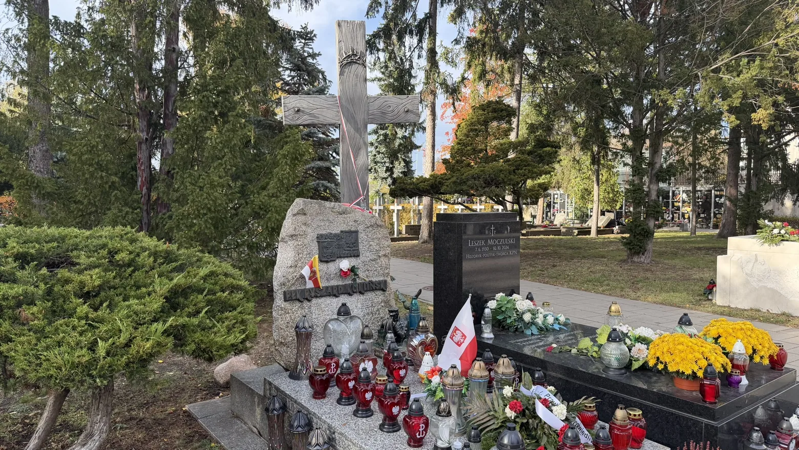 The graves of Ryszard Kukliński (left) and Leszek Moczulski (right).