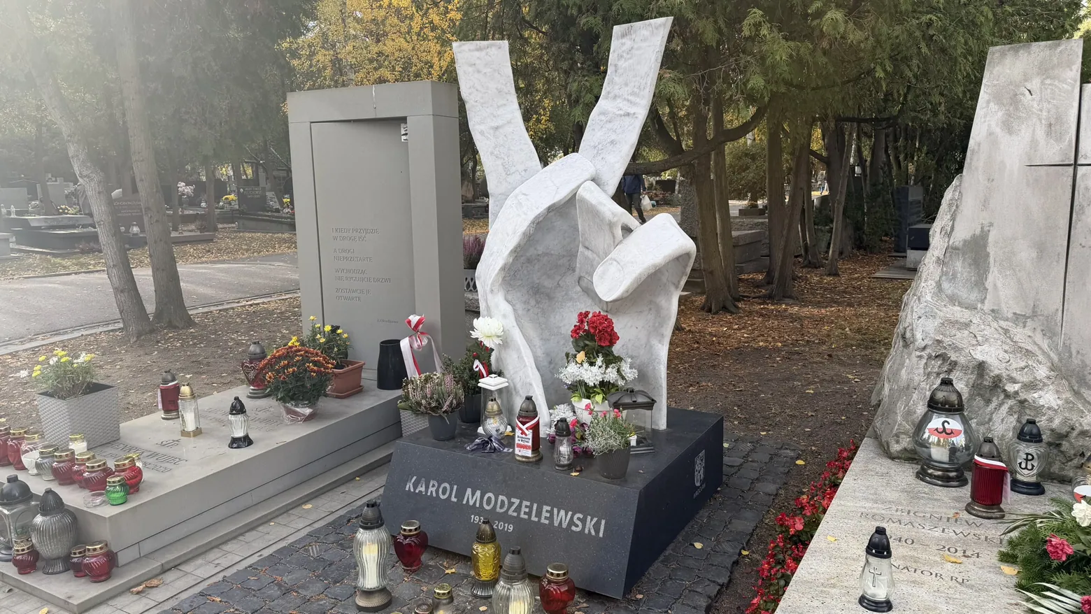 Karol Modzelewski’s grave, marked by a distinctive white sculpture.